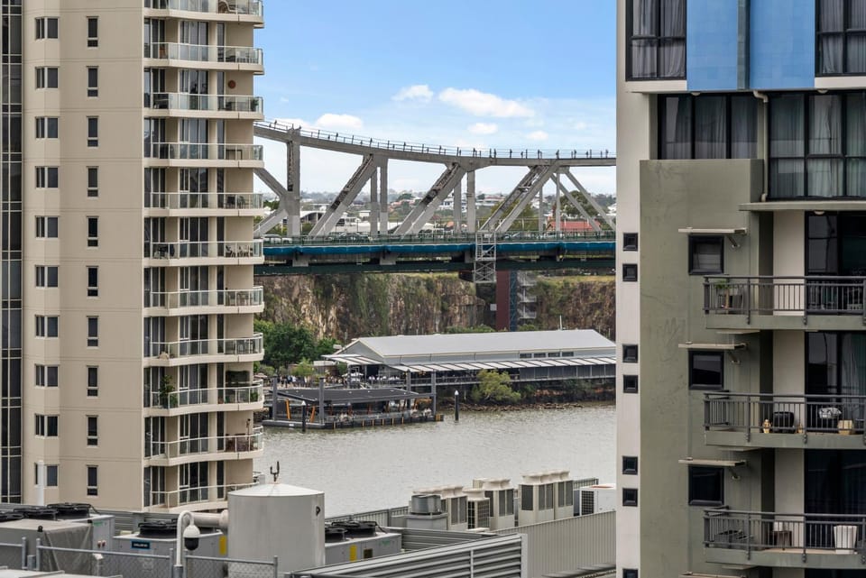 Modern 2BR with River Views, Rooftop Pool, Parking Apartment in Brisbane City