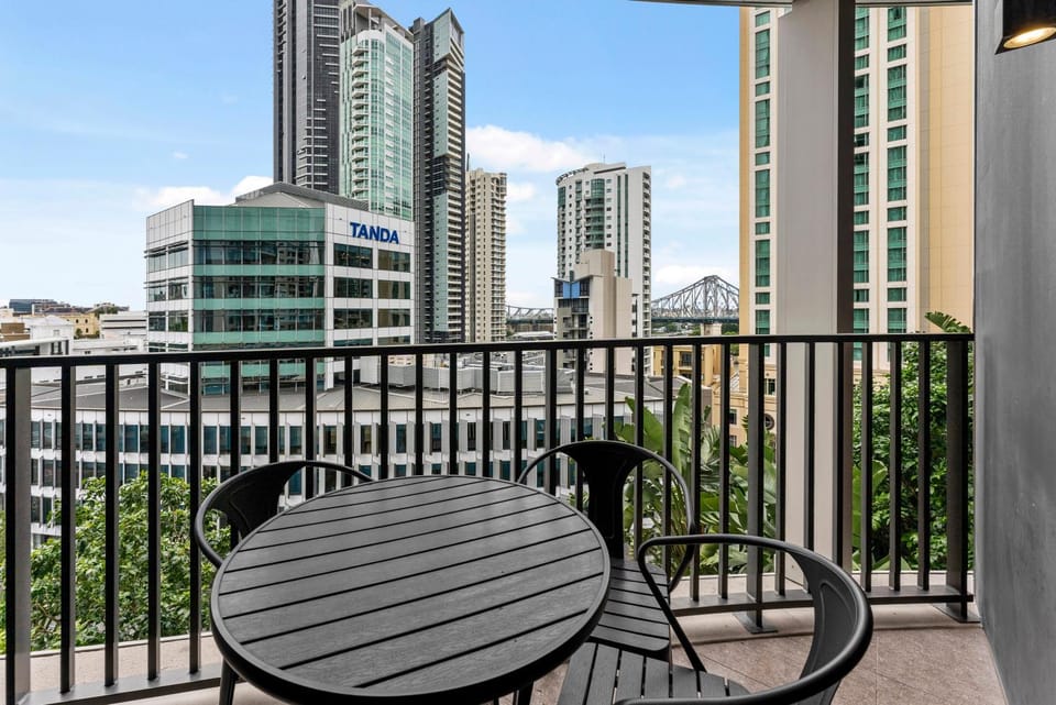 Modern 2BR with River Views, Rooftop Pool, Parking Apartment in Brisbane City