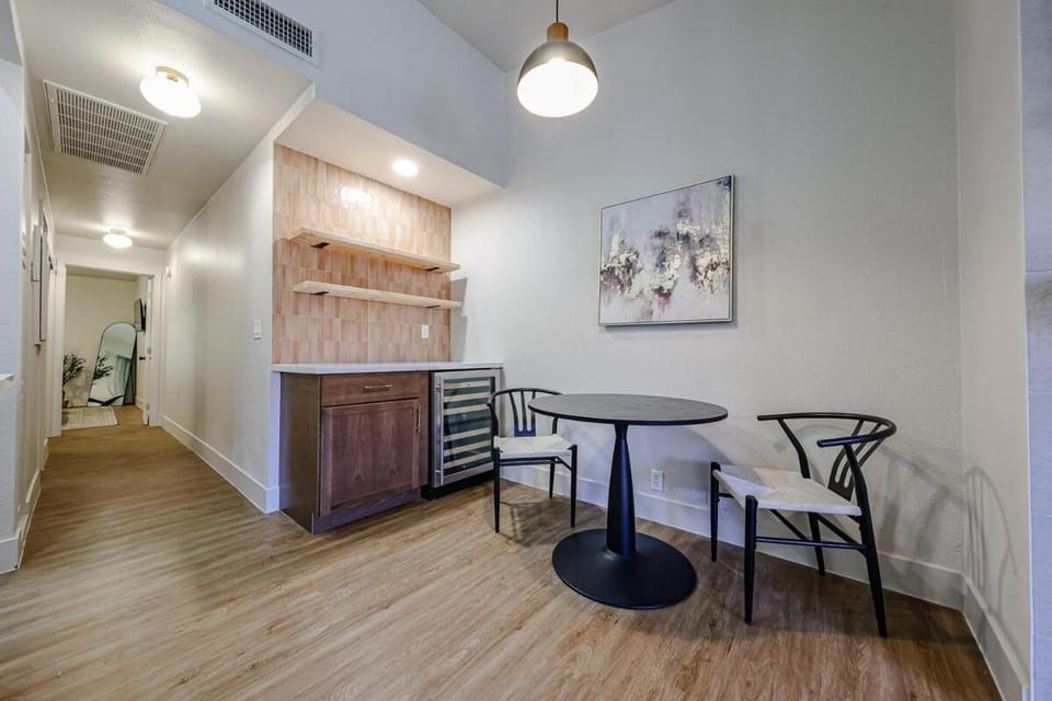 Olive & Oak Retreat King Bed Pool Fast Wi-Fi Apartment in Phoenix