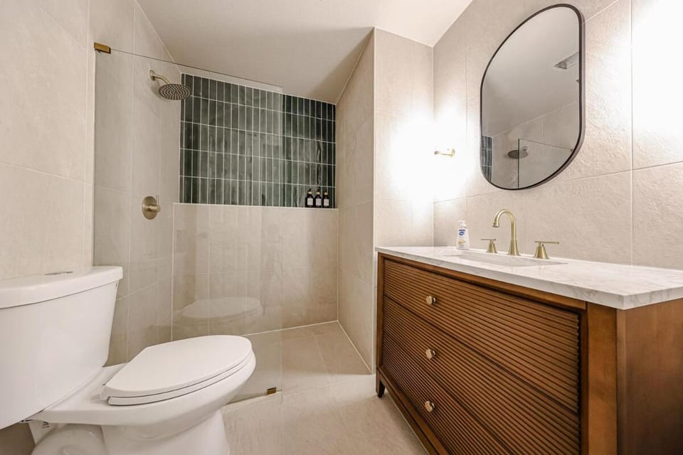 Olive & Oak Retreat King Bed Pool Fast Wi-Fi Apartment in Phoenix