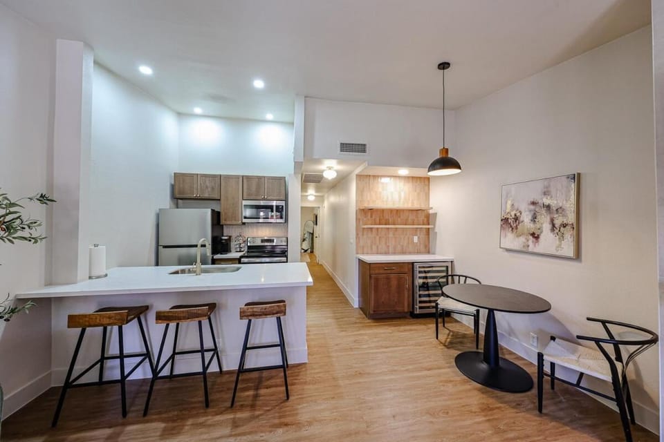 Olive & Oak Retreat King Bed Pool Fast Wi-Fi Apartment in Phoenix