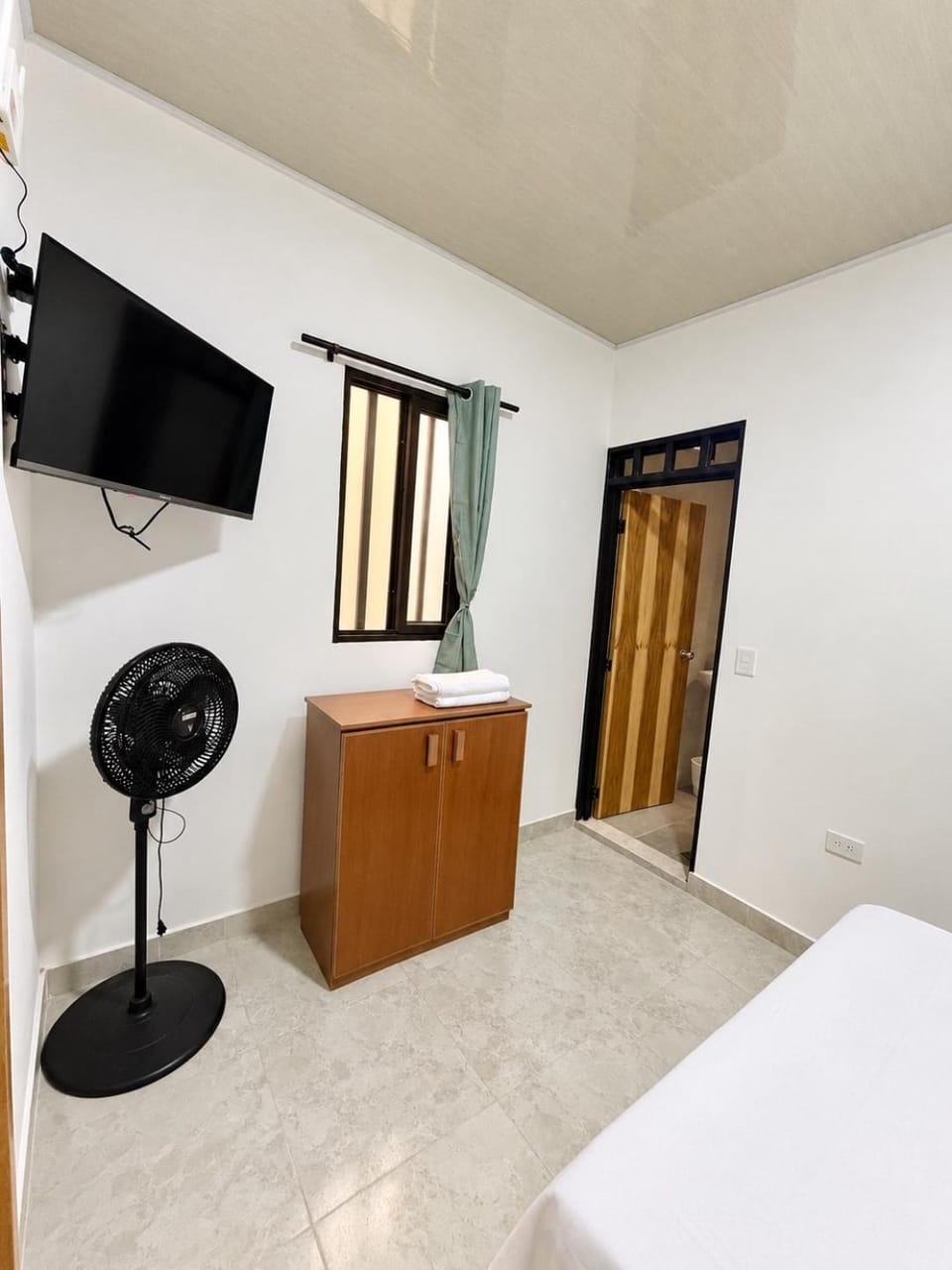 TV and multimedia, Photo of the whole room, Bedroom