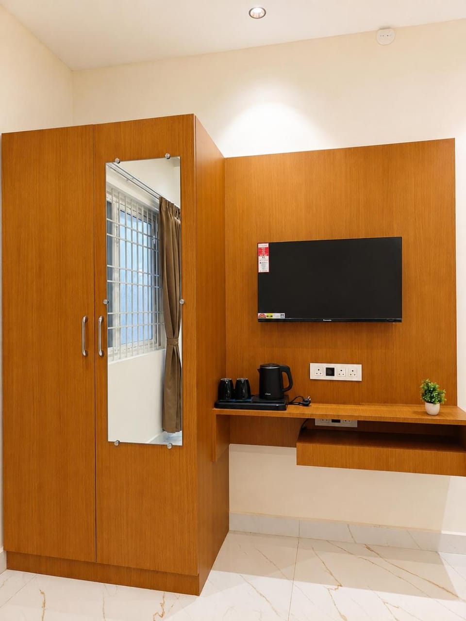 Communal lounge/ TV room, TV and multimedia, wardrobe