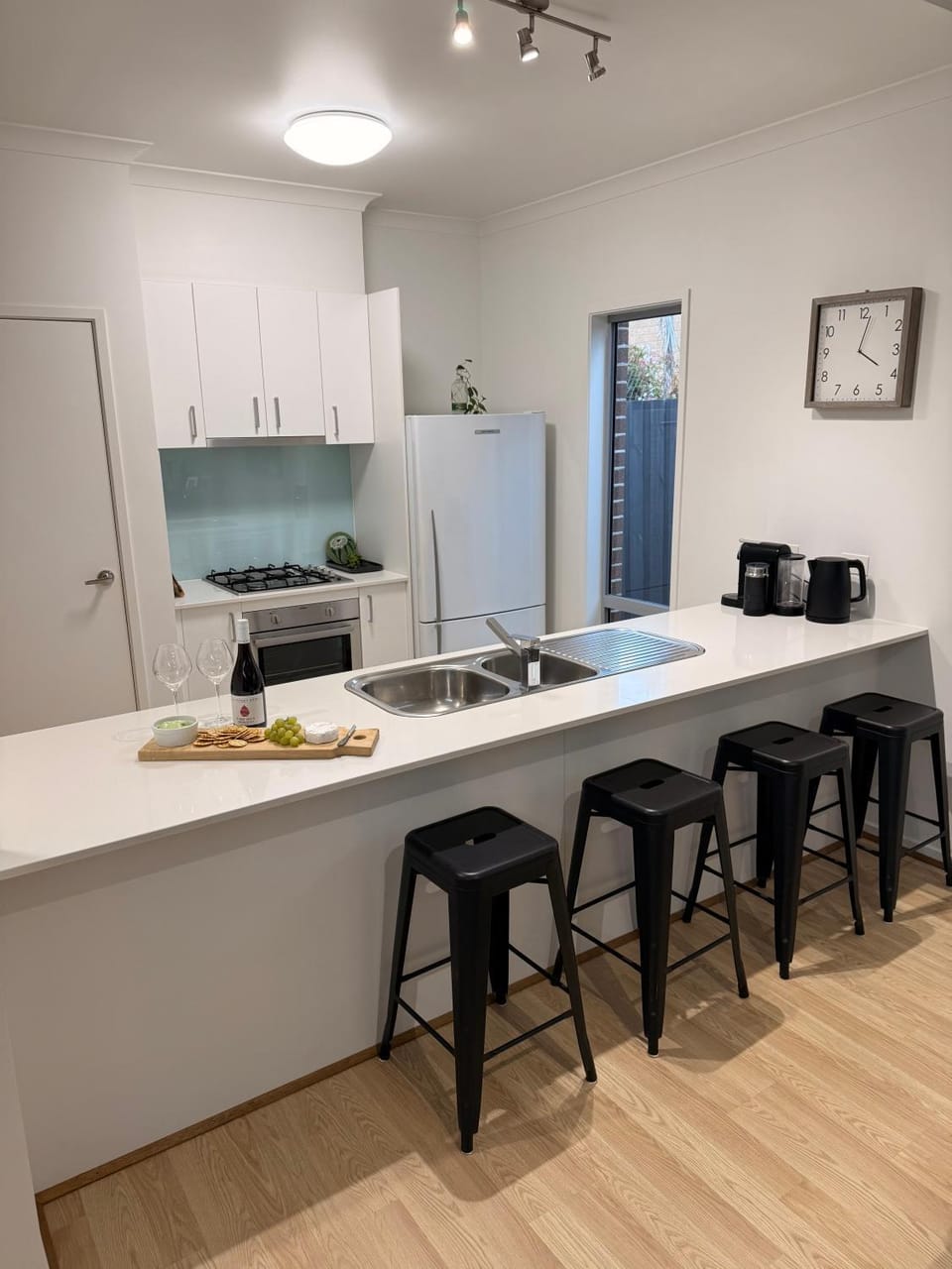 Coffee/tea facilities, Kitchen or kitchenette, oven, stove