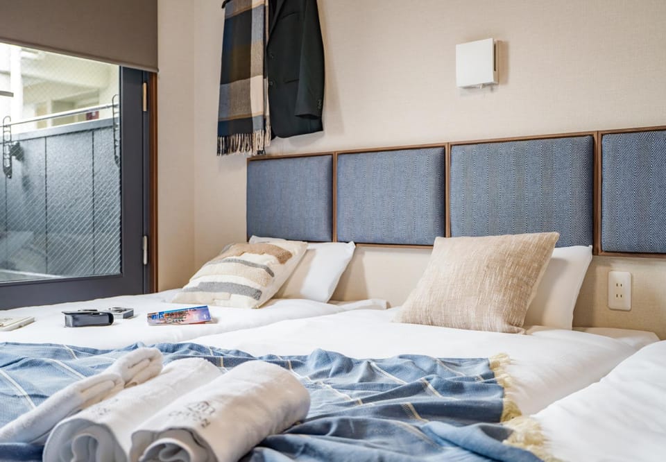 Bed, towels