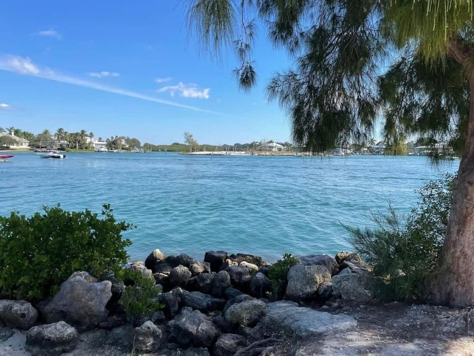 5 Mins to Nokomis Beach Tropical Bungalow Apartment in Venice