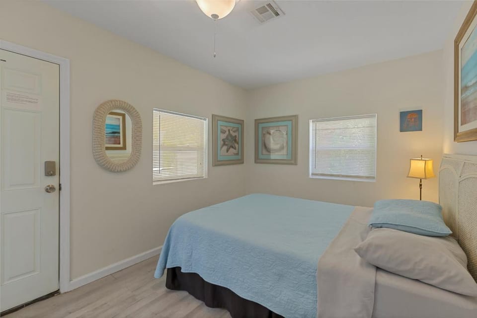 5 Mins to Nokomis Beach Tropical Bungalow Apartment in Venice