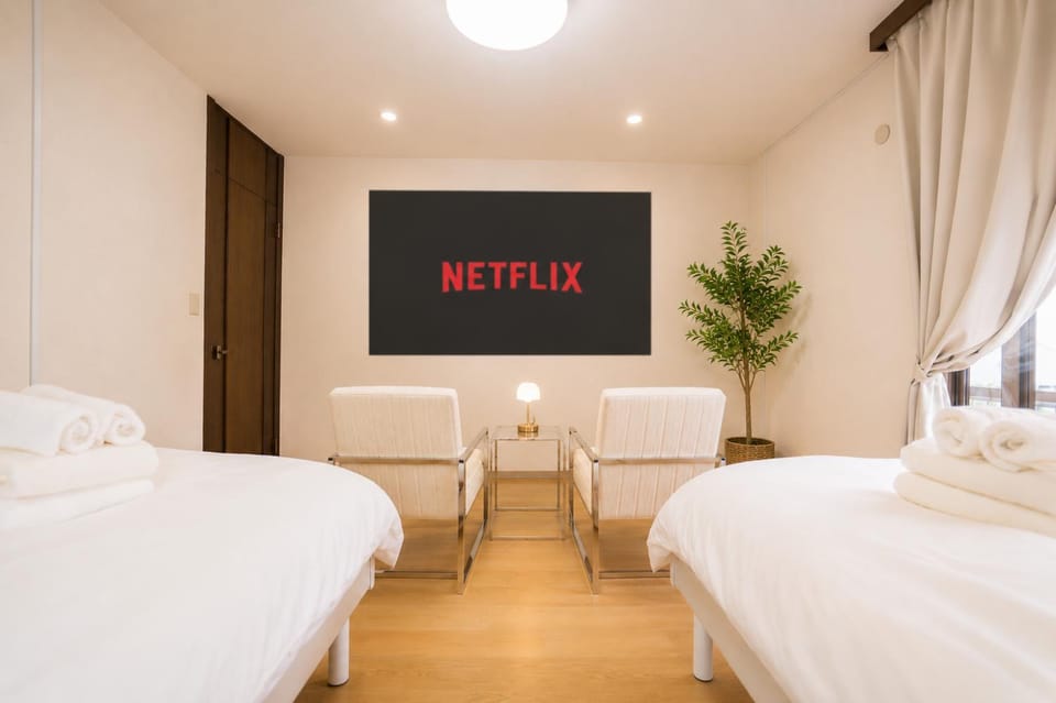 Bed, TV and multimedia, Bedroom