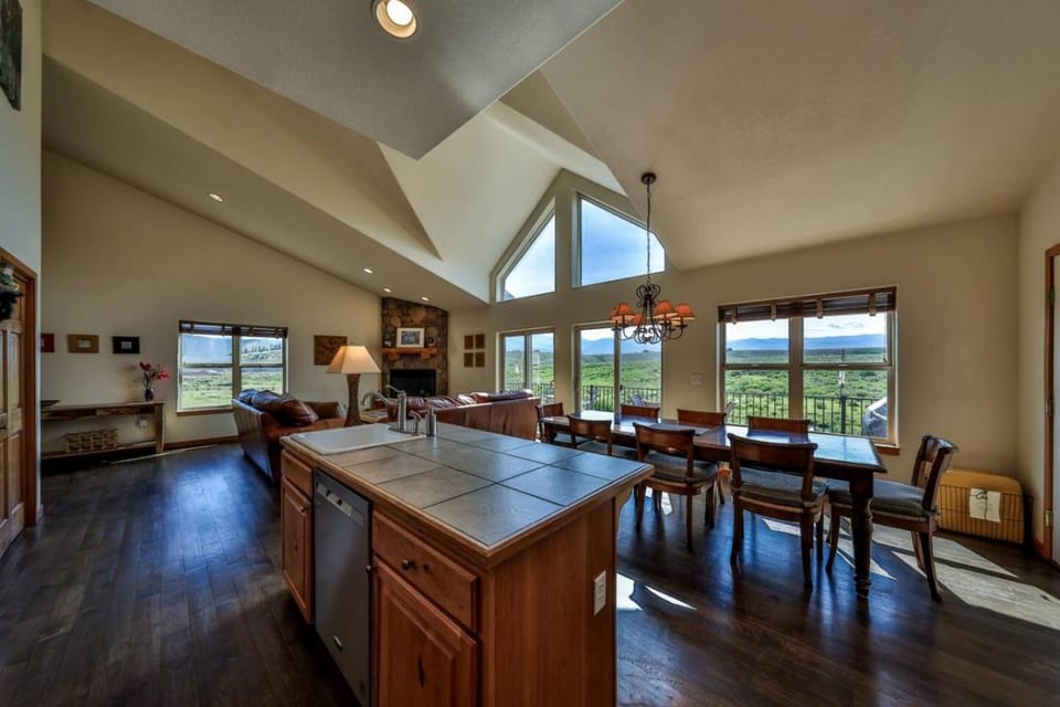 Mountain Bliss 3 BR Retreat W Views Hot Tub House in Tabernash
