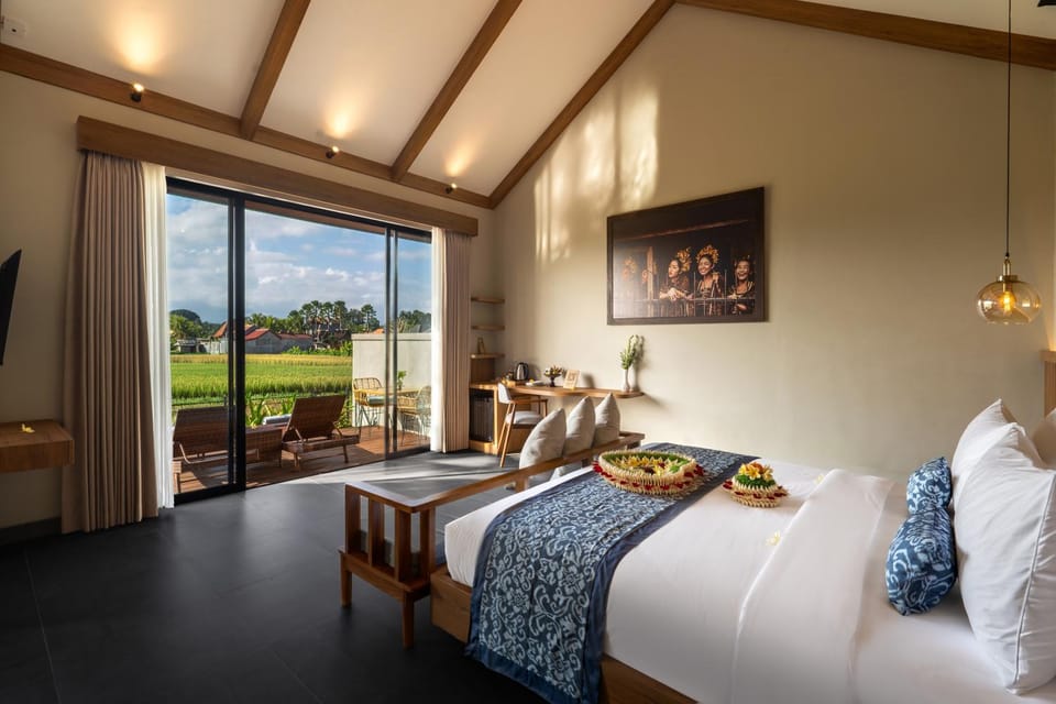 Bed, Photo of the whole room, Seating area, Bedroom