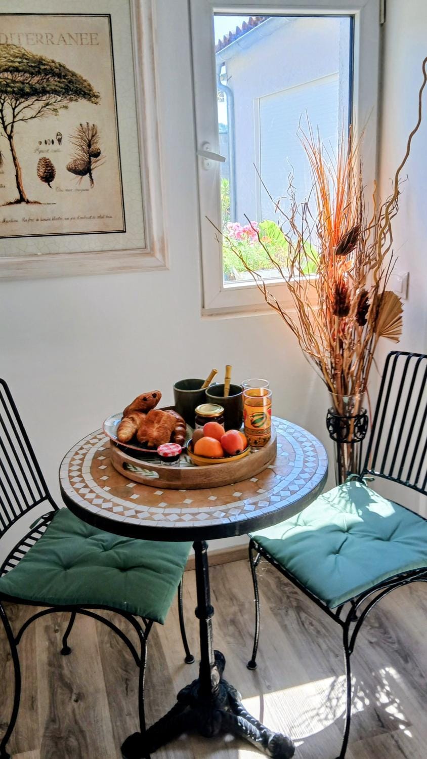 Dining area, Continental breakfast