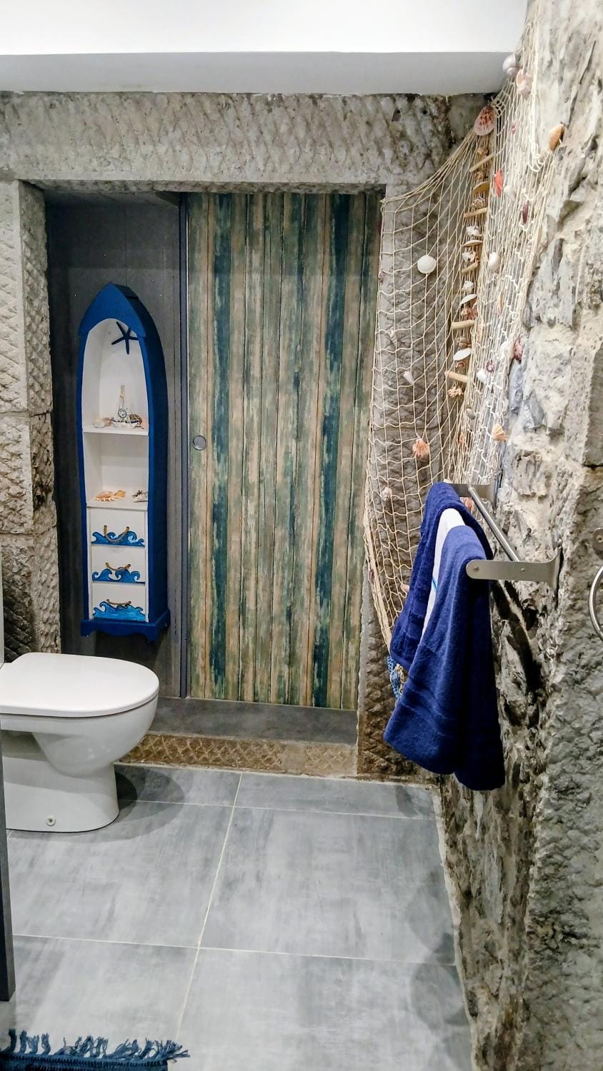 Toilet, Bathroom, towels