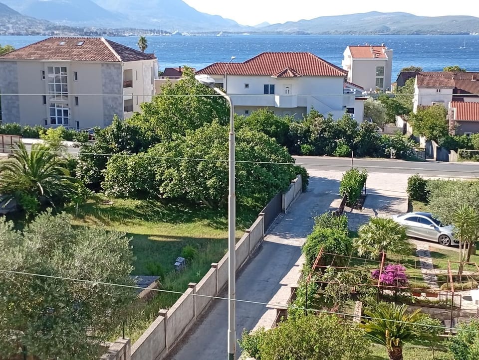 Apartman Dragon 1 pogled na more ,200 metara od plaže , besplatan parking i Wifi Apartment in Kotor Municipality