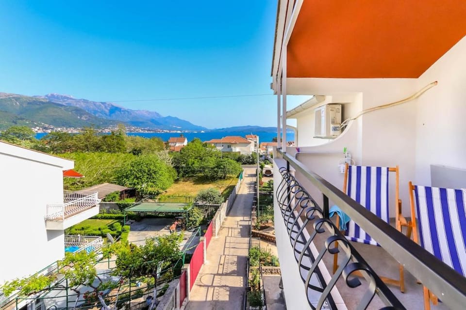 Apartman Dragon 1 pogled na more ,200 metara od plaže , besplatan parking i Wifi Apartment in Kotor Municipality