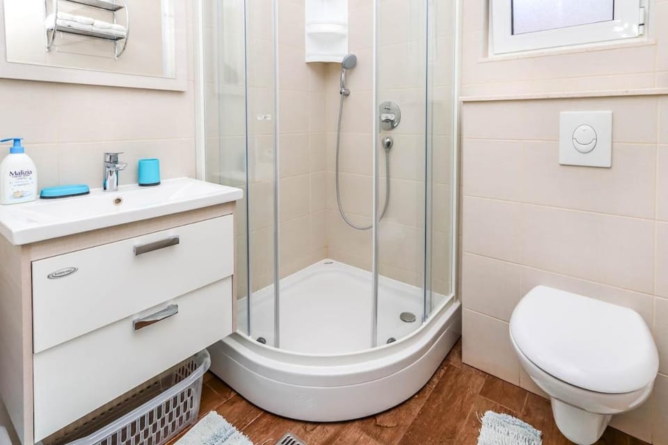 Apartman Dragon 1 pogled na more ,200 metara od plaže , besplatan parking i Wifi Apartment in Kotor Municipality