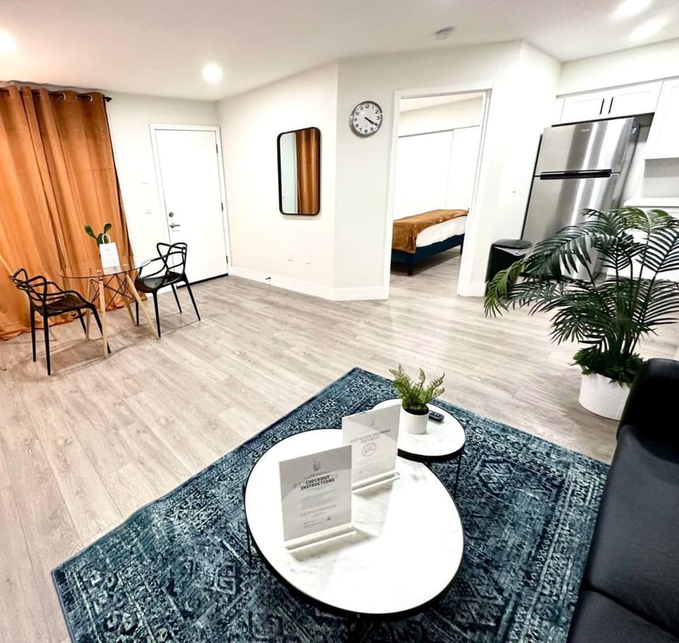 Modern 1BR Condo near Las Vegas Strip with Master Suite & Full Kitchen House in Paradise