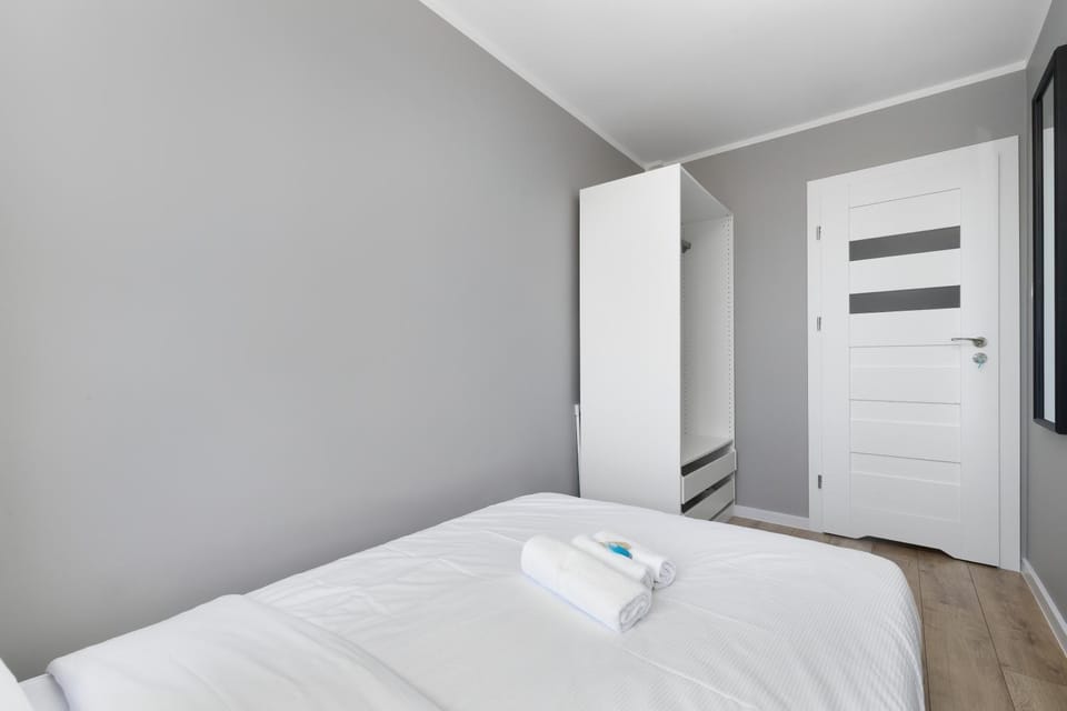 Bed, Photo of the whole room, Bedroom, towels, wardrobe
