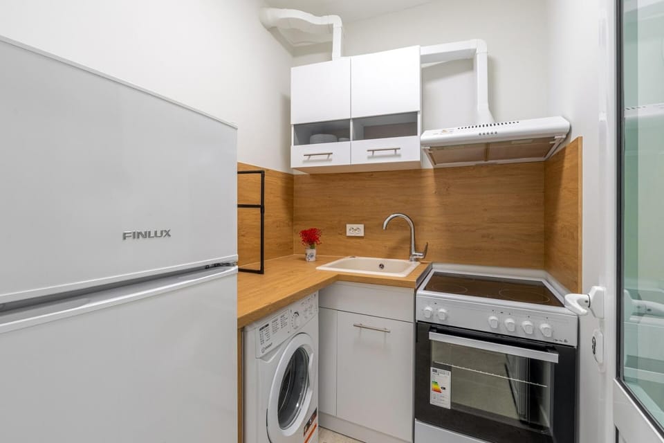 Kitchen or kitchenette, oven, washing machine