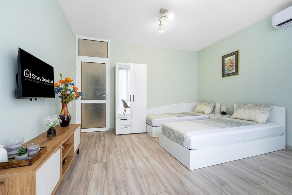 Bed, TV and multimedia, air conditioner