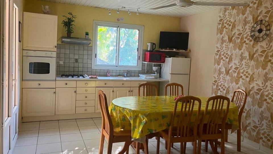 Dining area, kitchen