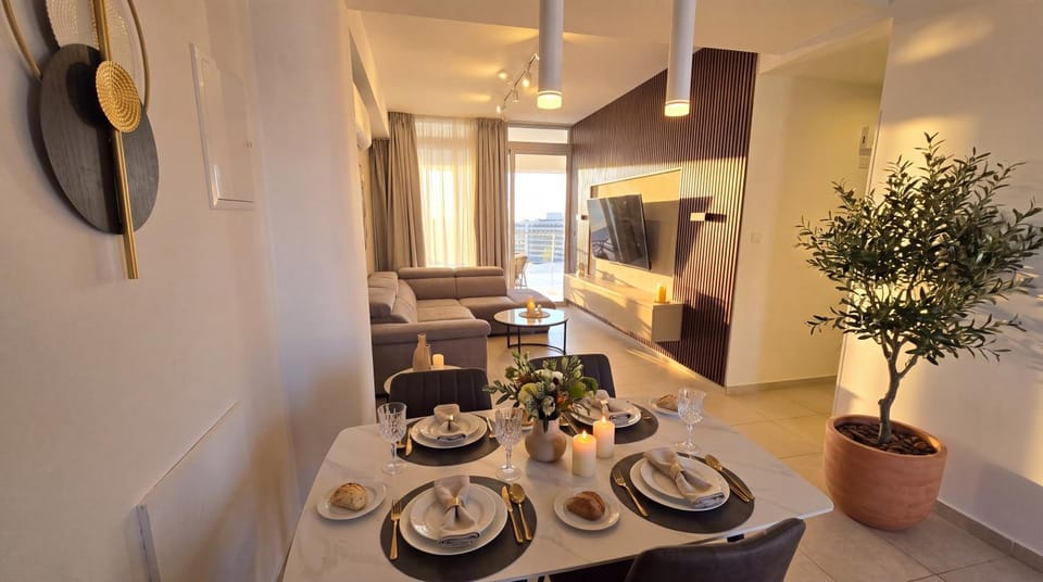 Communal lounge/ TV room, TV and multimedia, Living room, Seating area, Dining area
