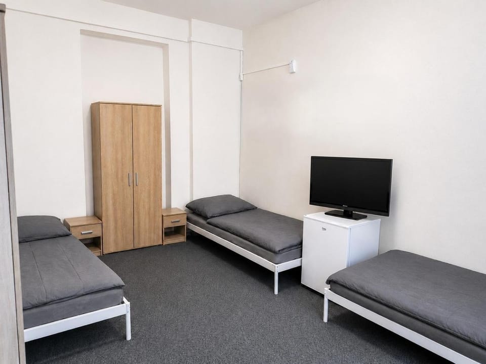 Bed, TV and multimedia, Bedroom