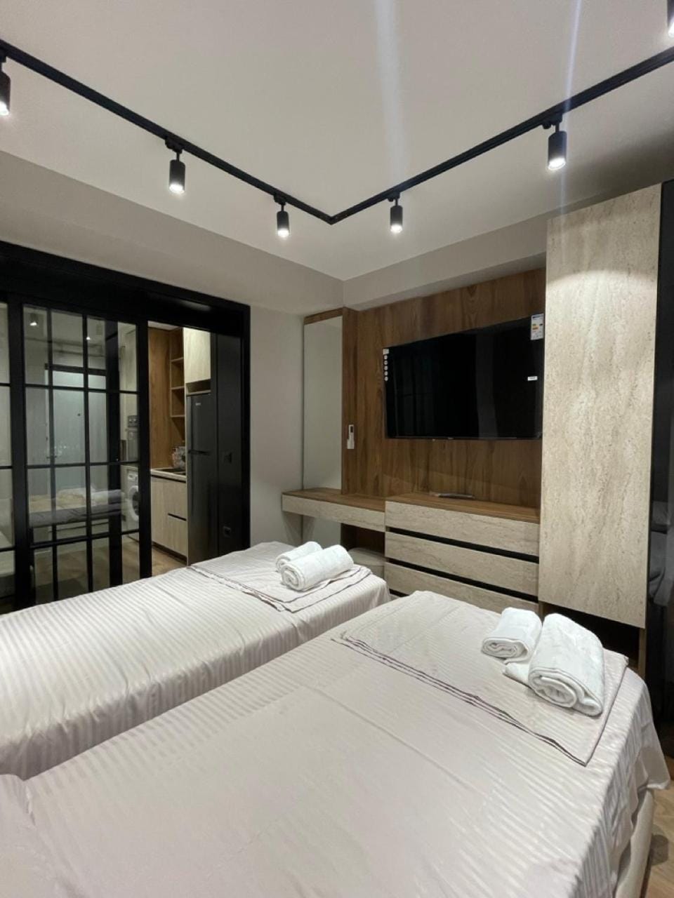 Bed, TV and multimedia, Photo of the whole room, Bedroom, towels