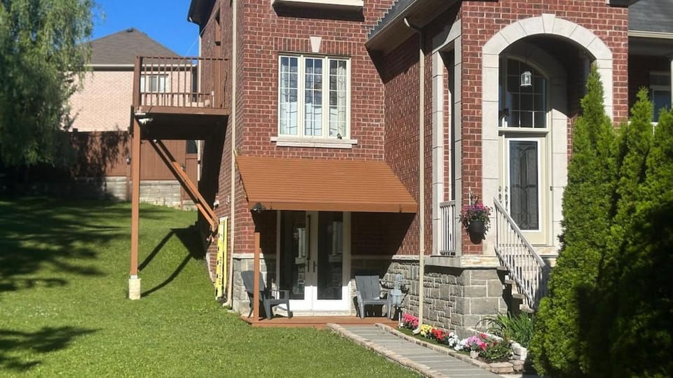 Large 1 bedroom fully furnished entire basement Apartment in Newmarket