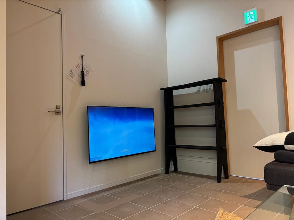 TV and multimedia, Living room, Photo of the whole room, Seating area, Evening entertainment, Bedroom