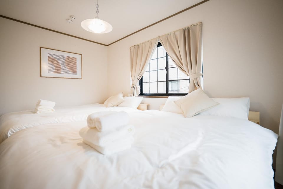 Bed, Bedroom, towels