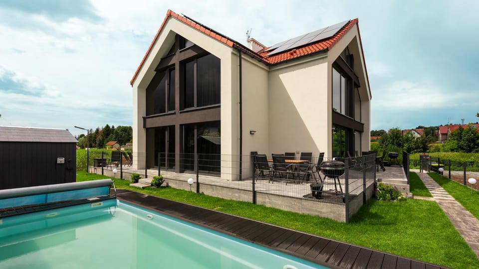 Property building, Day, Garden, Swimming pool
