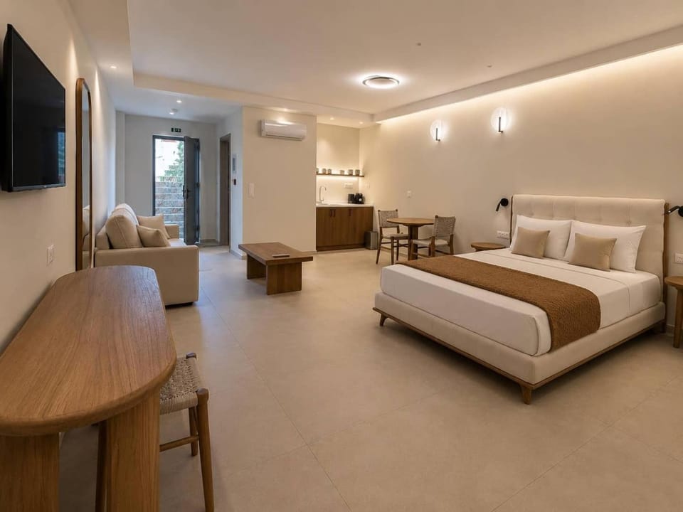 Bed, TV and multimedia, Photo of the whole room, Seating area, Bedroom
