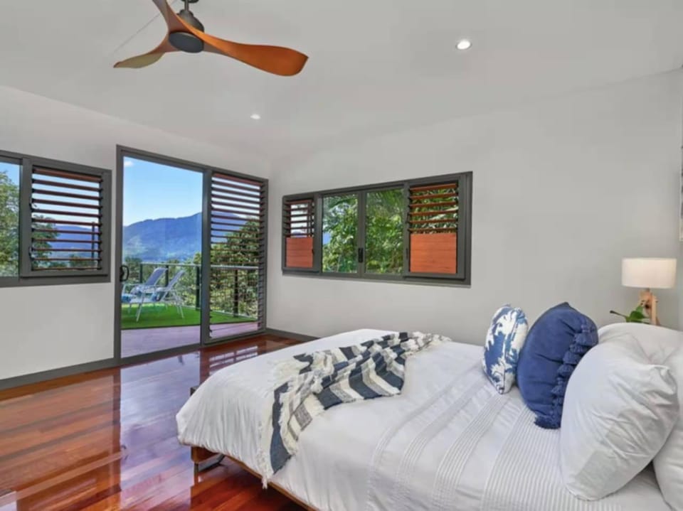 Rainforest Meets Luxury - Infinity Pool Views Villa in Edge Hill