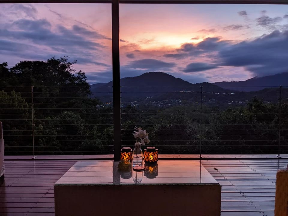 Rainforest Meets Luxury - Infinity Pool Views Villa in Edge Hill