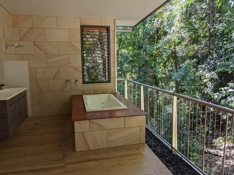 Rainforest Meets Luxury - Infinity Pool Views Villa in Edge Hill