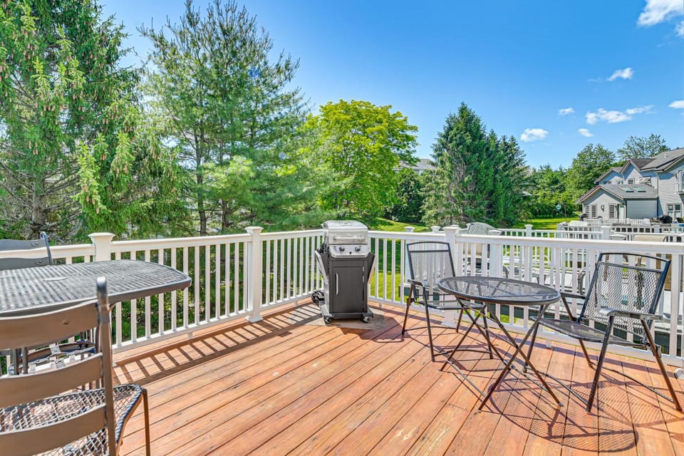 4 Mi to Saratoga Course! Resort-Style Condo House in Saratoga Springs