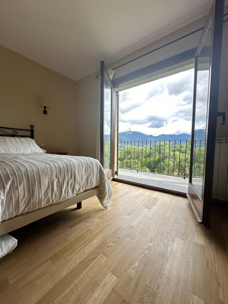 Bed, Natural landscape, Photo of the whole room, Bedroom, Mountain view