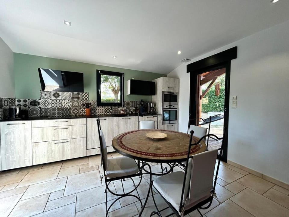 House for 10 people, 4 bedrooms, 2 shower rooms House in Nouvelle-Aquitaine