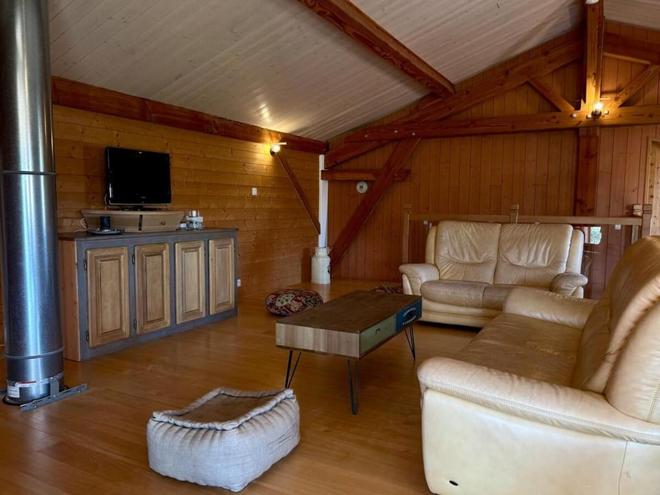 House for 10 people, 4 bedrooms, 2 shower rooms House in Nouvelle-Aquitaine