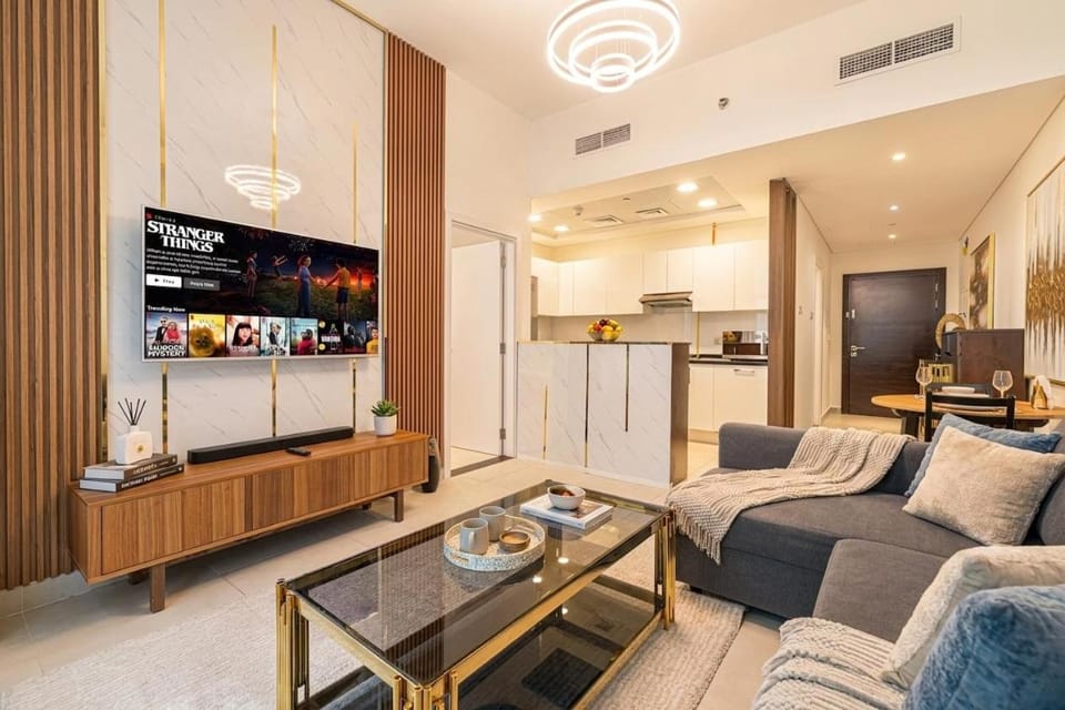 Marina Arcade! Exceptional Location! Pool and Gym Access! Apartment in Dubai