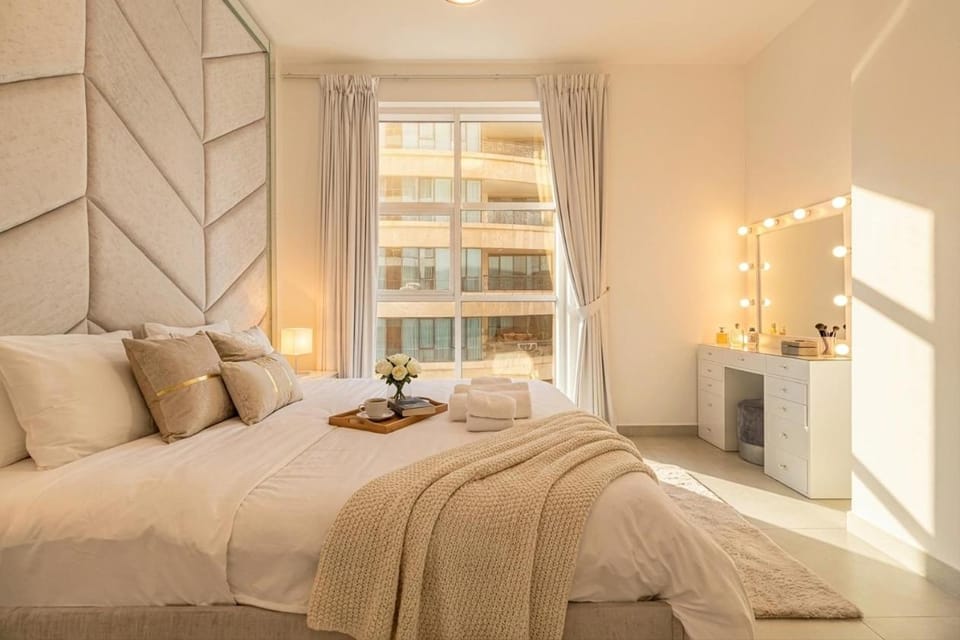 Marina Arcade! Exceptional Location! Pool and Gym Access! Apartment in Dubai
