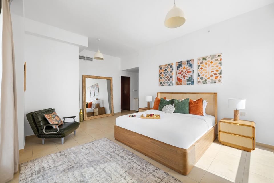 Bed, TV and multimedia, Living room, Photo of the whole room, Seating area, Bedroom, air conditioner