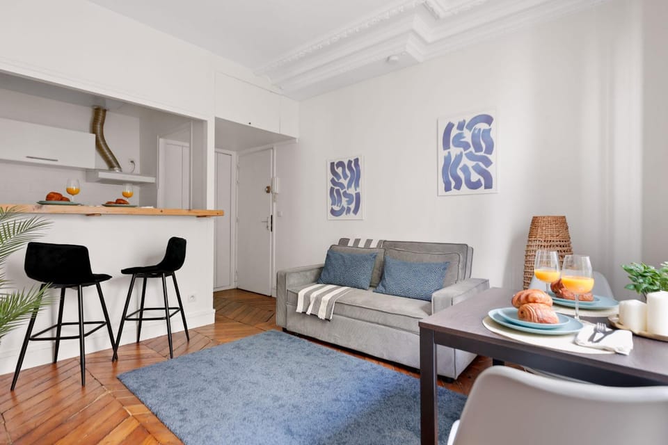 Kitchen or kitchenette, Living room, Food and drinks, Seating area, Dining area, Food