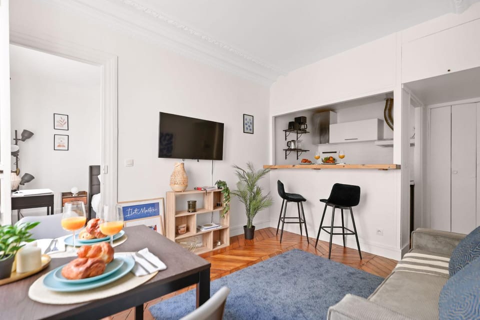 TV and multimedia, Kitchen or kitchenette, Living room, Food and drinks, Seating area, Dining area, Evening entertainment, Food