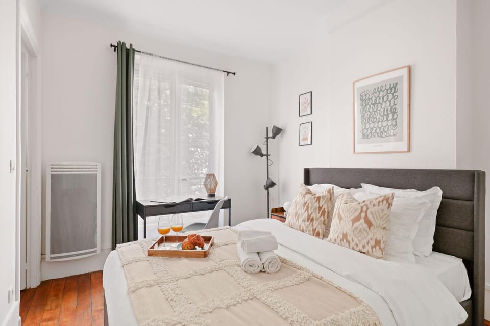 Bed, Photo of the whole room, towels