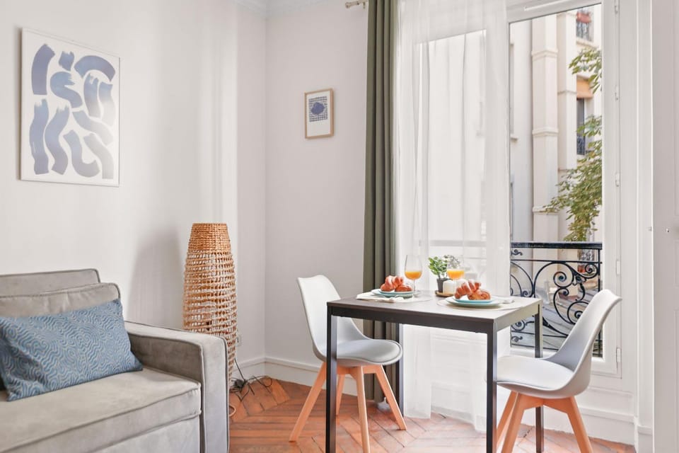 Living room, Food and drinks, Seating area, Dining area, Food