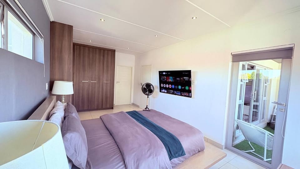 Private En-Suite Room with Shared Lounge Kitchen Apartment in Sandton