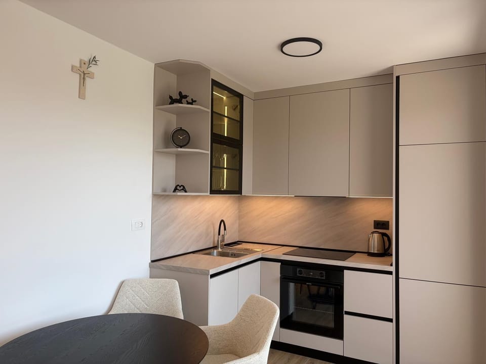Kitchen or kitchenette, Dining area, oven, stove