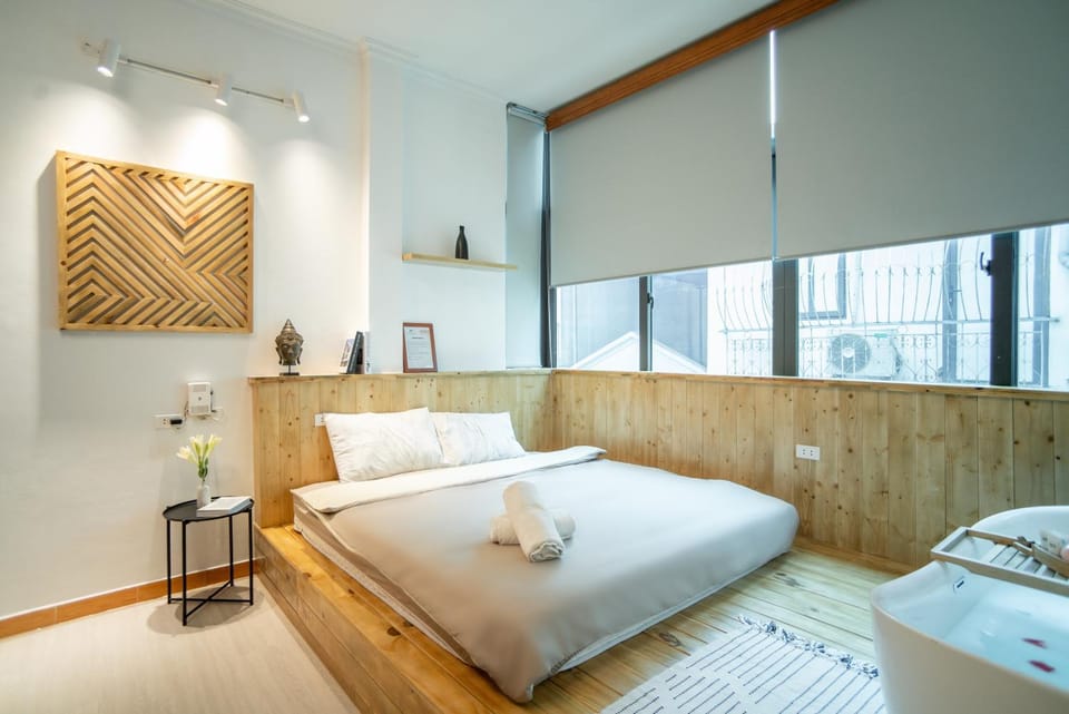 Bed, Photo of the whole room, Bedroom, towels