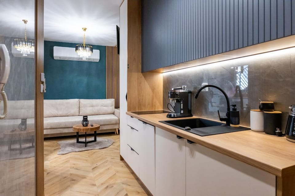 Coffee/tea facilities, Kitchen or kitchenette, stove